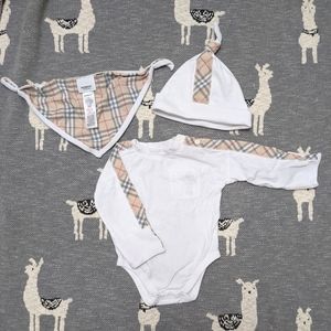 Burberry check baby bodysuit hat bib set